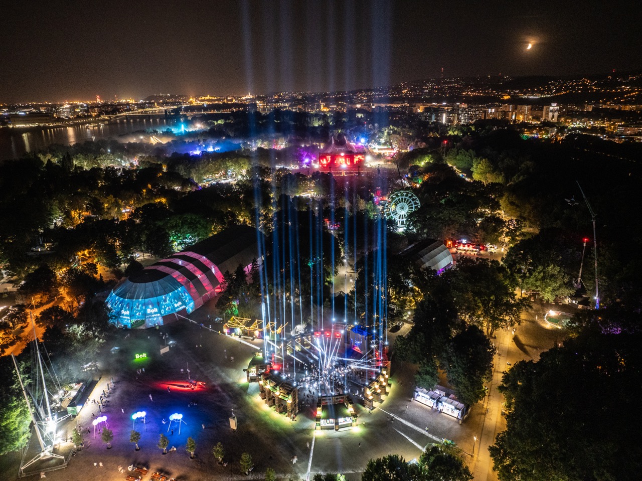 Éjszaka is szeretni fogjuk a Szigetet