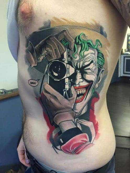 Joker mosoly tetoválás kamerával bordán