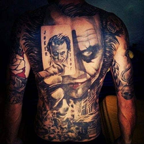 Teljes hát tetoválva Joker arccal és kártyával