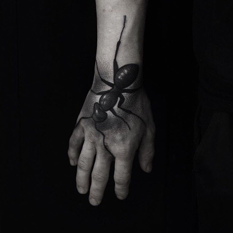 hangya kézfej tetoválás