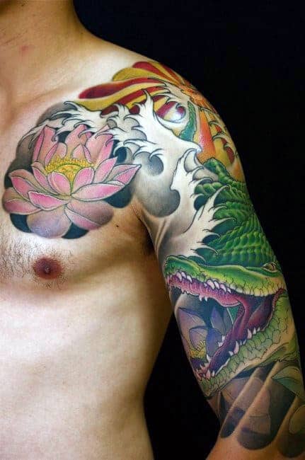 színes férfi krokodil tetoválás