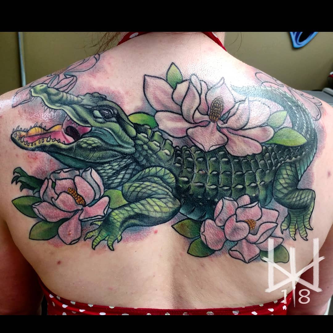 színes krokodil hát tetoválás