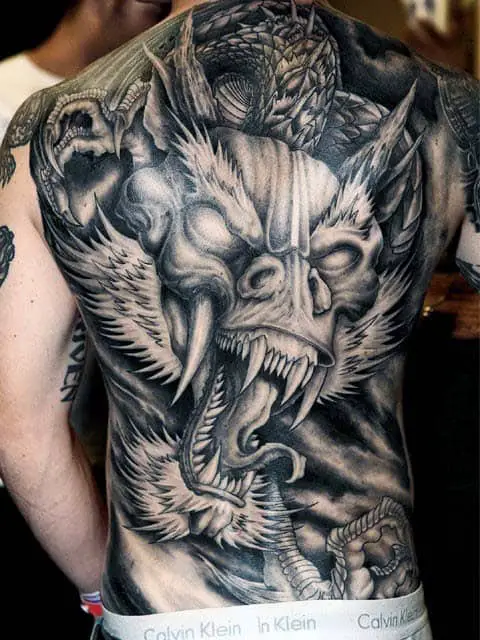 fekete sárkány tetoválás háton