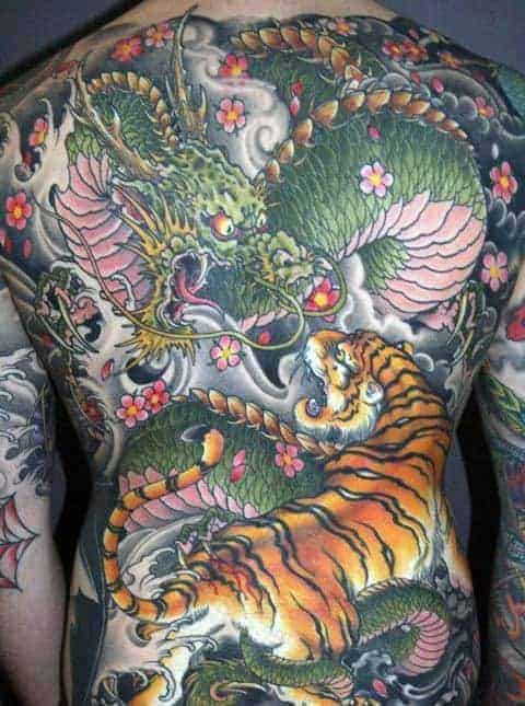 kínai sárkány tetoválás háton