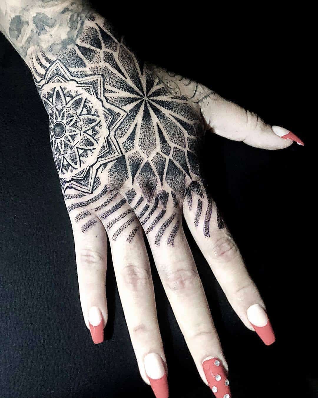 nonfiguratív tetoválás minták nőknek kézfej