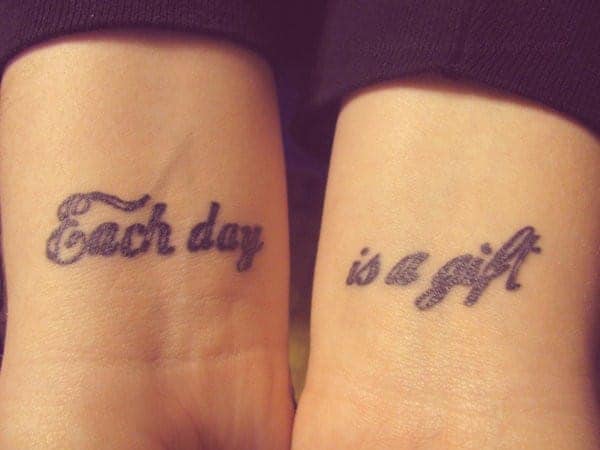 tetoválás csuklóra nőknek karácsonyra