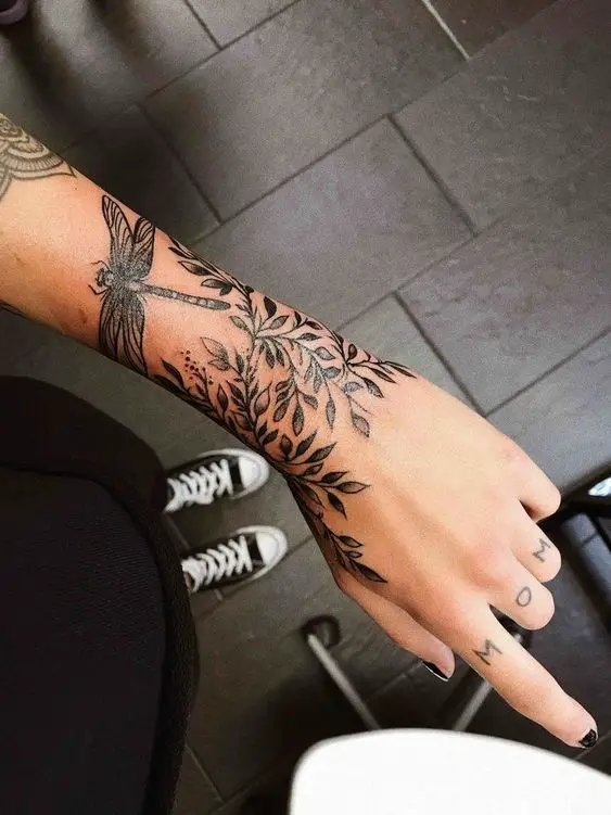 tetoválás kézre