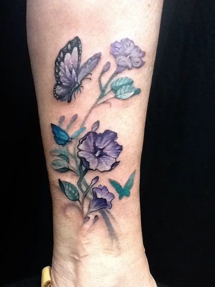 Csodálatos-virágos-pillangó-tetoválás-bokára