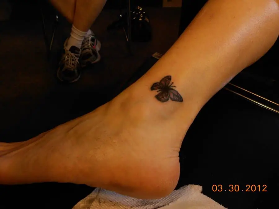 Kis fekete tintával pillangó tetoválás