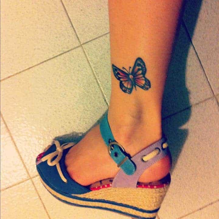 Színes pillangó Tattoo lány boka