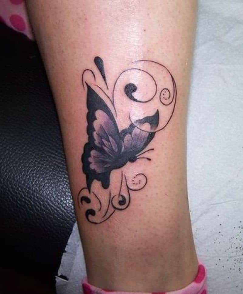 Vonzó pillangó tetoválás bokán