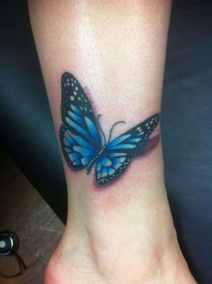 fekete-kék-pillangó-tetoválás-boka