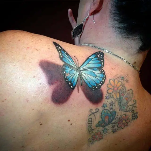kék pillangó tetoválás vállon