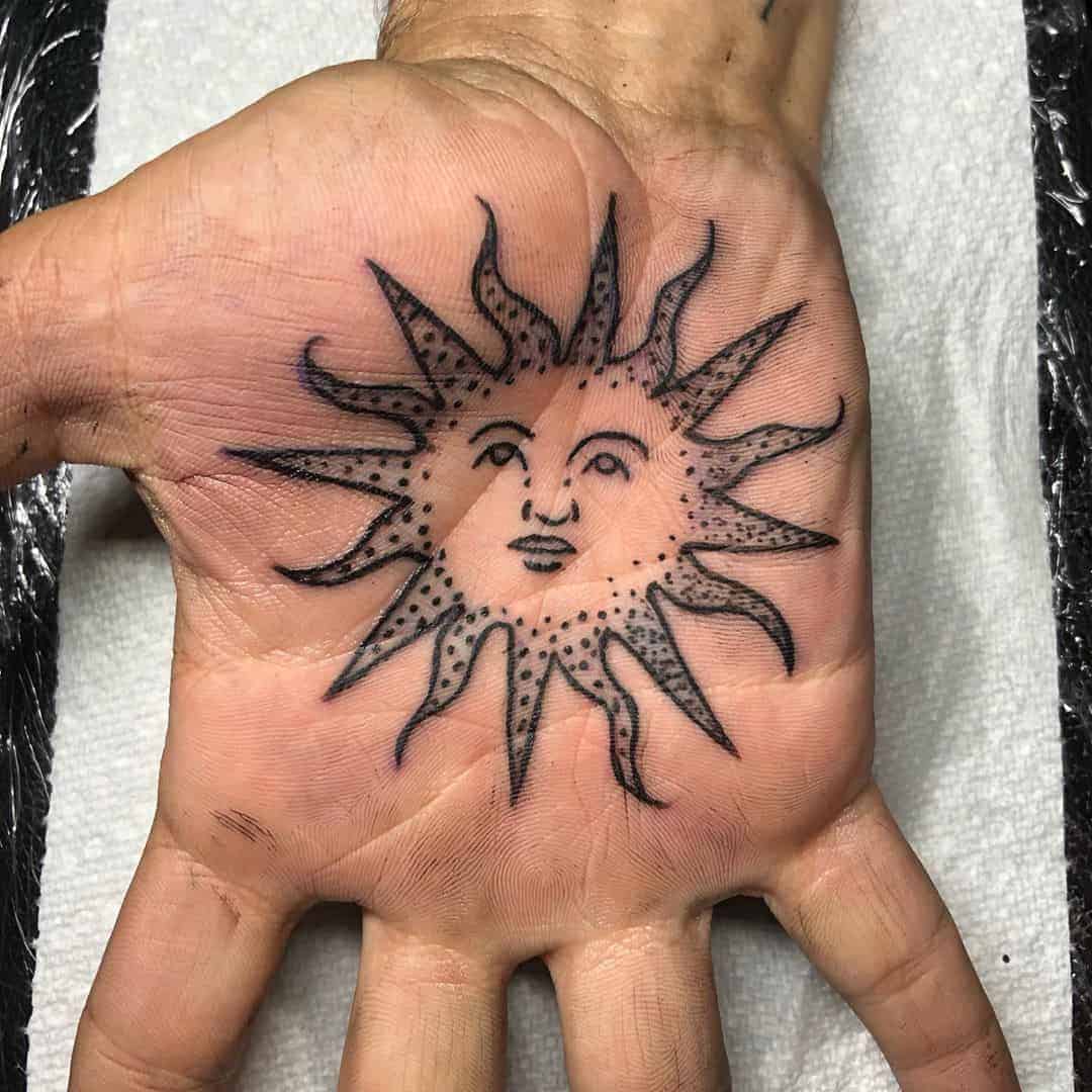 nap tetoválás tenyéren