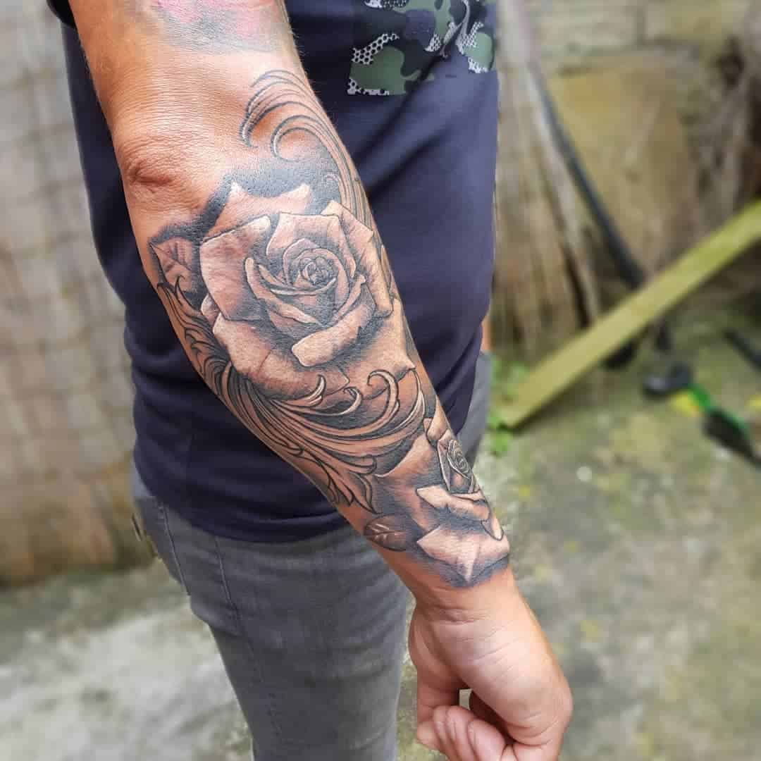 rózsa alkar tetoválás