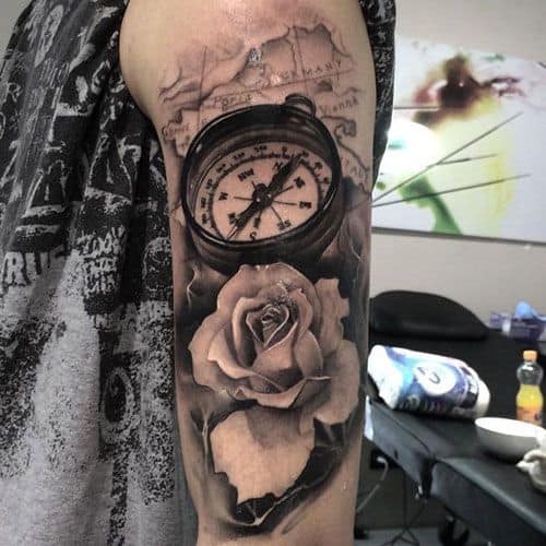 Iránytű és rózsa tetoválás