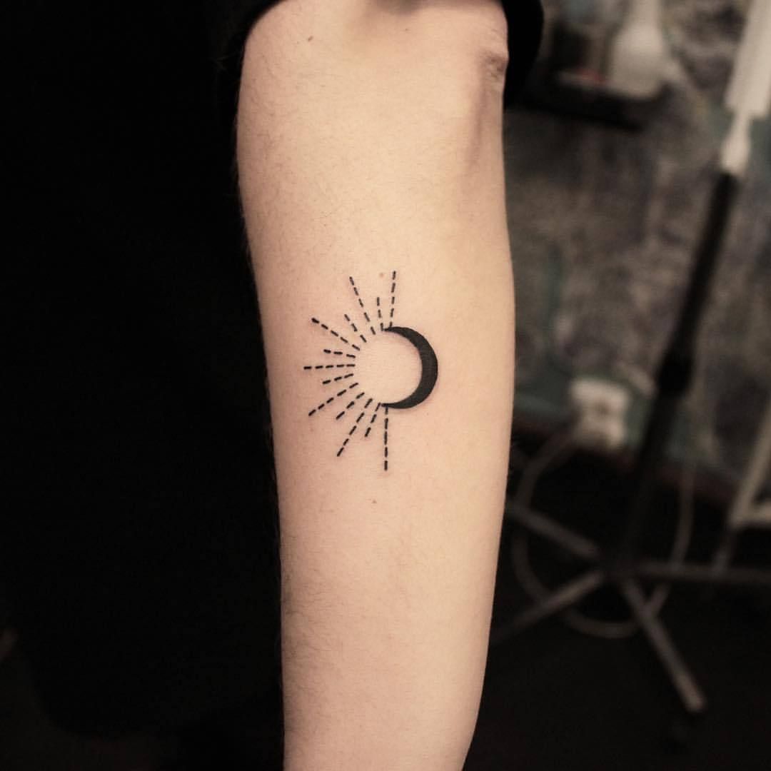 kicsi hold nap tetoválás