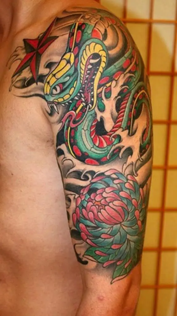 színes kígyó tetoválás