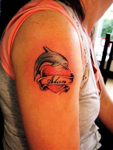 delfin szív tetoválás