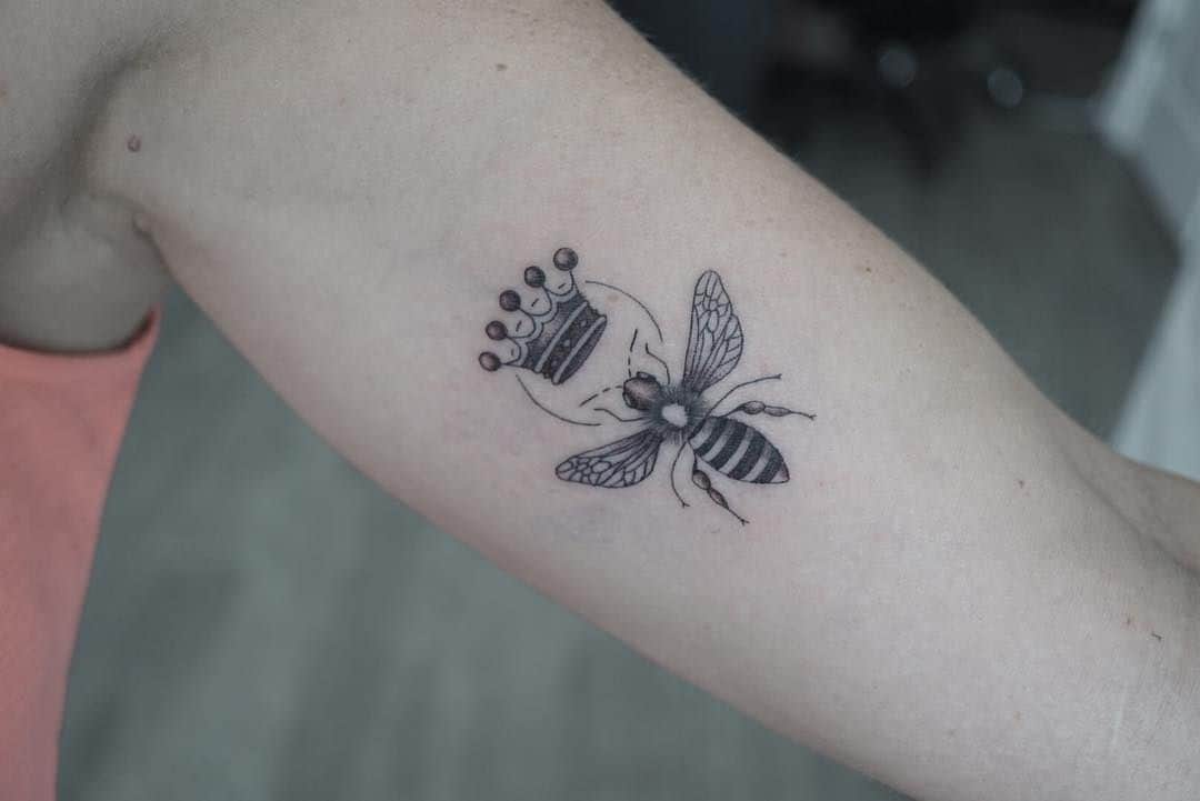 méhkirálynő tetoválás