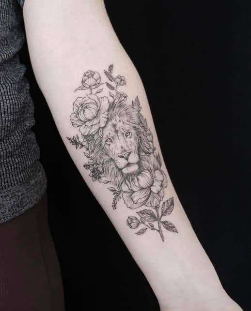 oroszlán és virág tetoválás