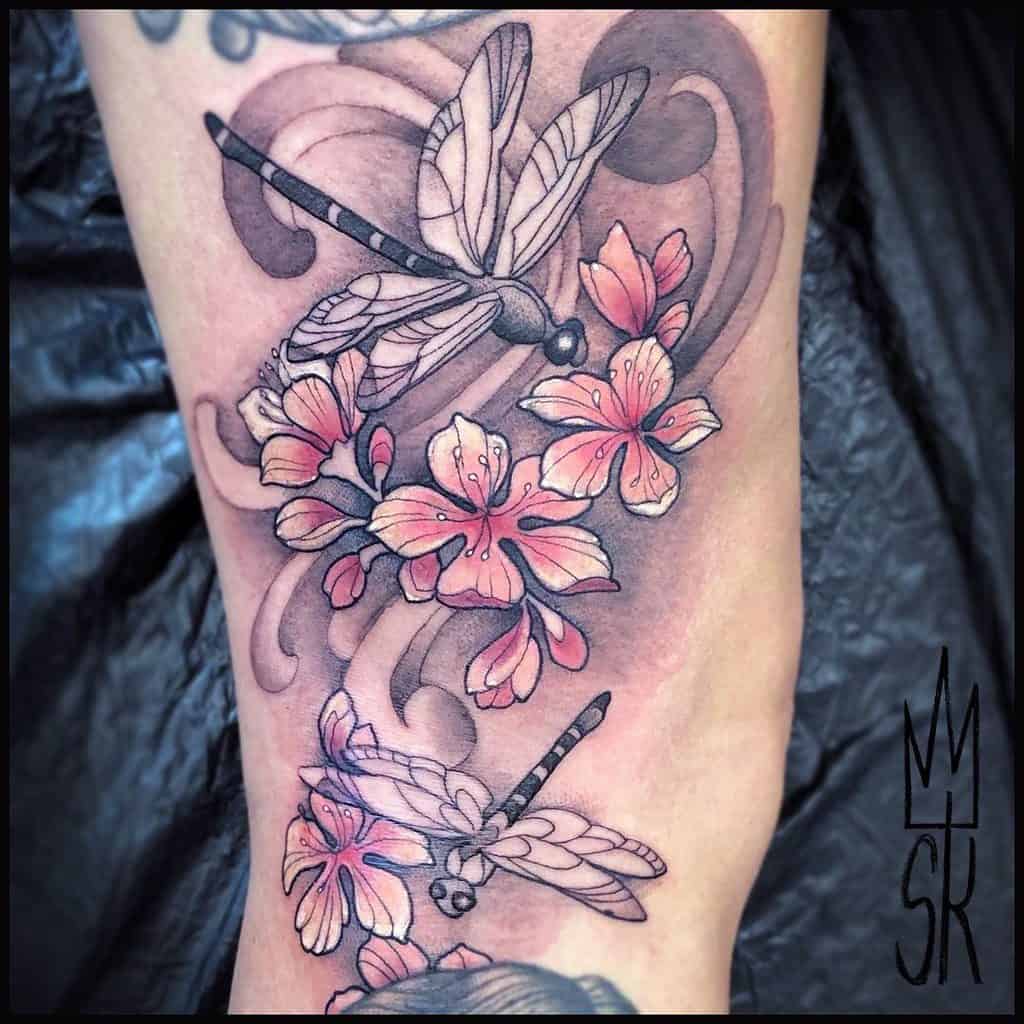 szitakötő és virág tetoválás