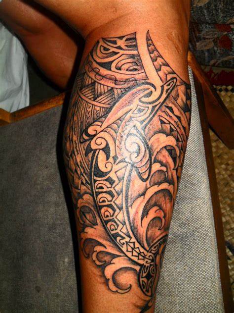 törzsi delfin tetoválás