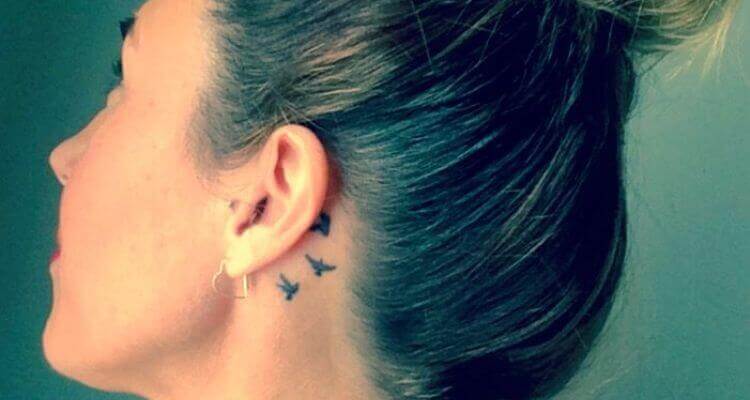fül mögötti tetoválás