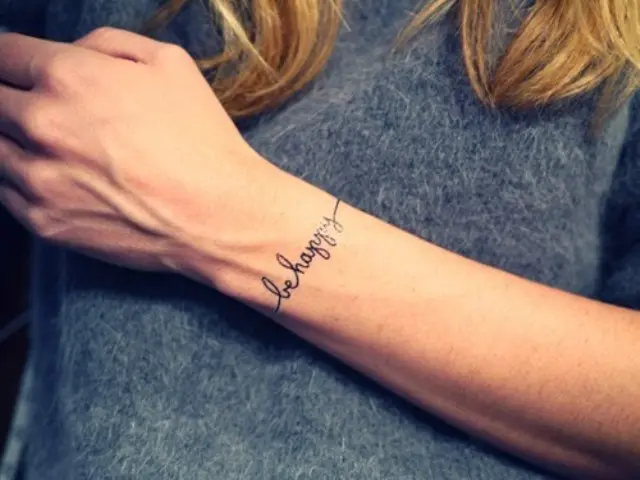Karkötő tetoválás fontos szavakkal
