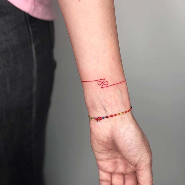 piros csukló tetoválás