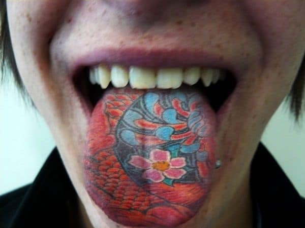 nyelv tetoválás
