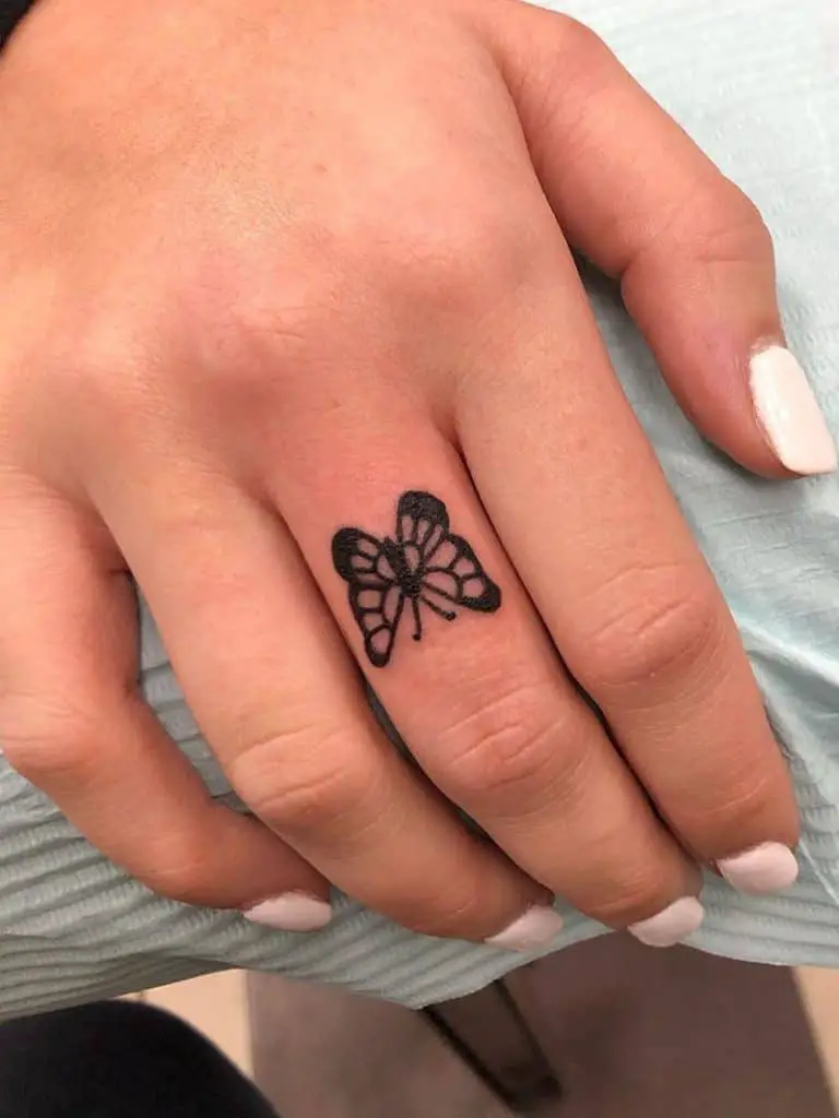 kicsi pillangó tetoválás ujjon