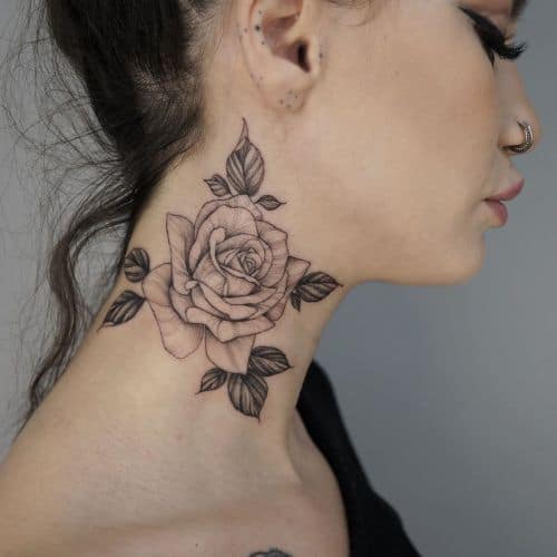 rózsa női tetoválás nyakon