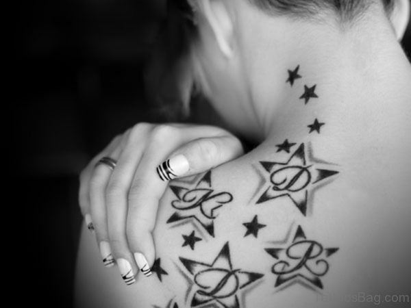 Csillag tetoválás nyakon