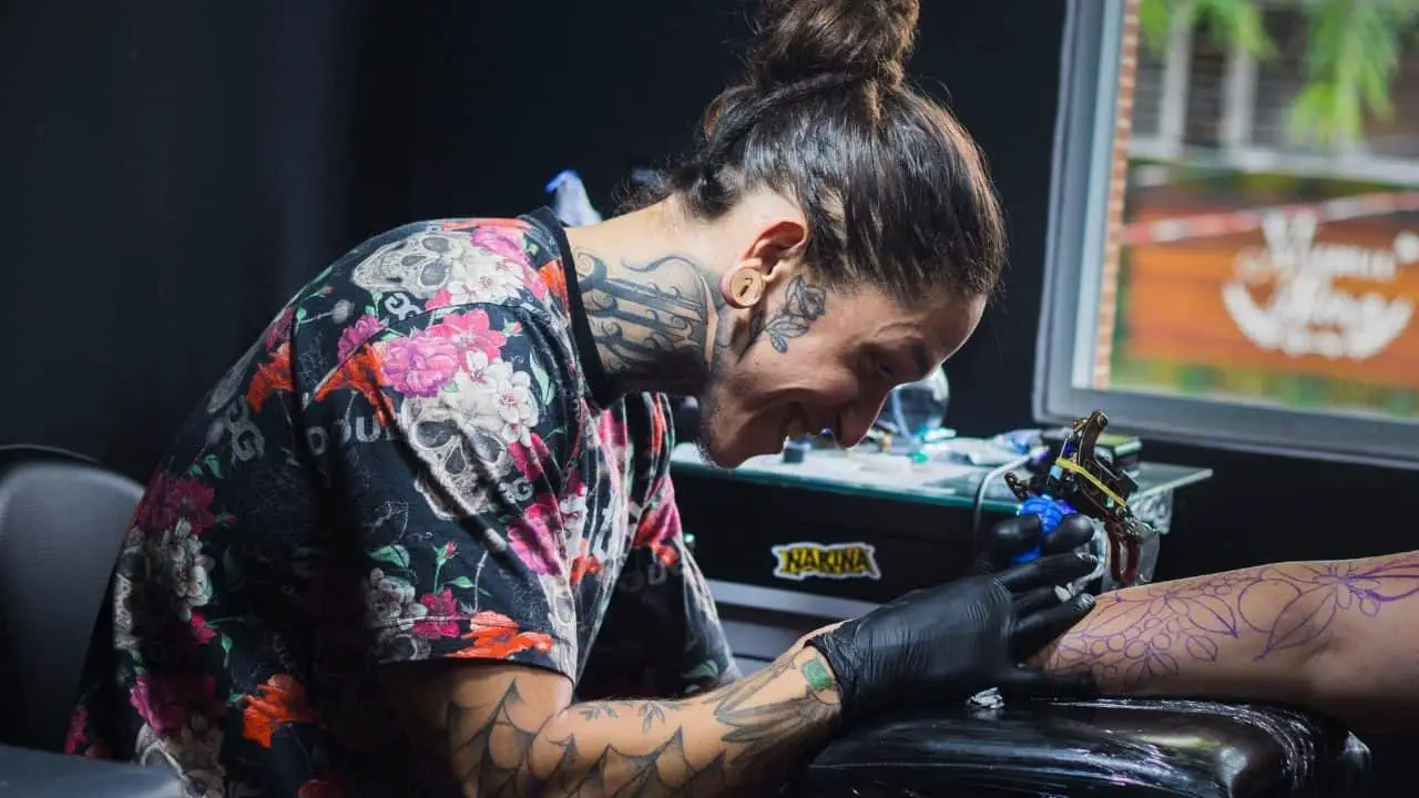 tetováló művész