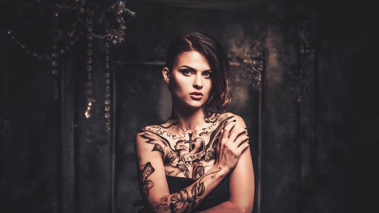 tetovált nő