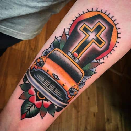 Kereszt és autós tetoválás 
