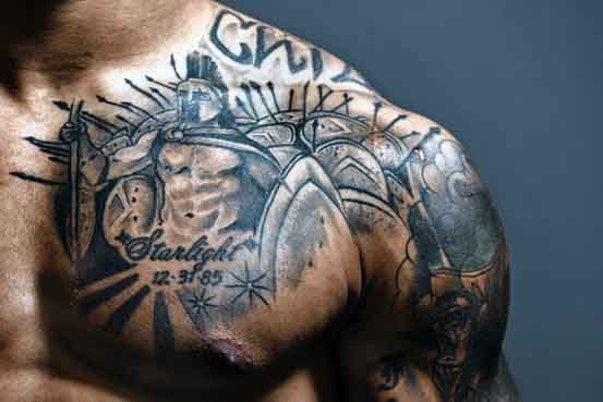 férfi mell tetoválás