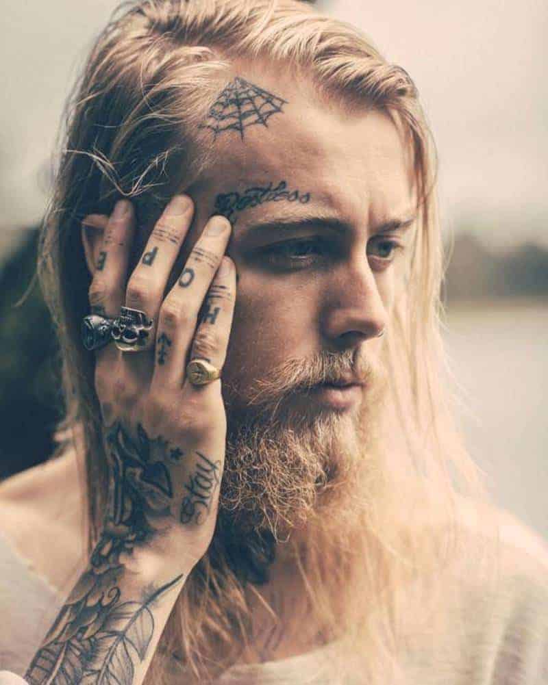 férfi arc tetoválás